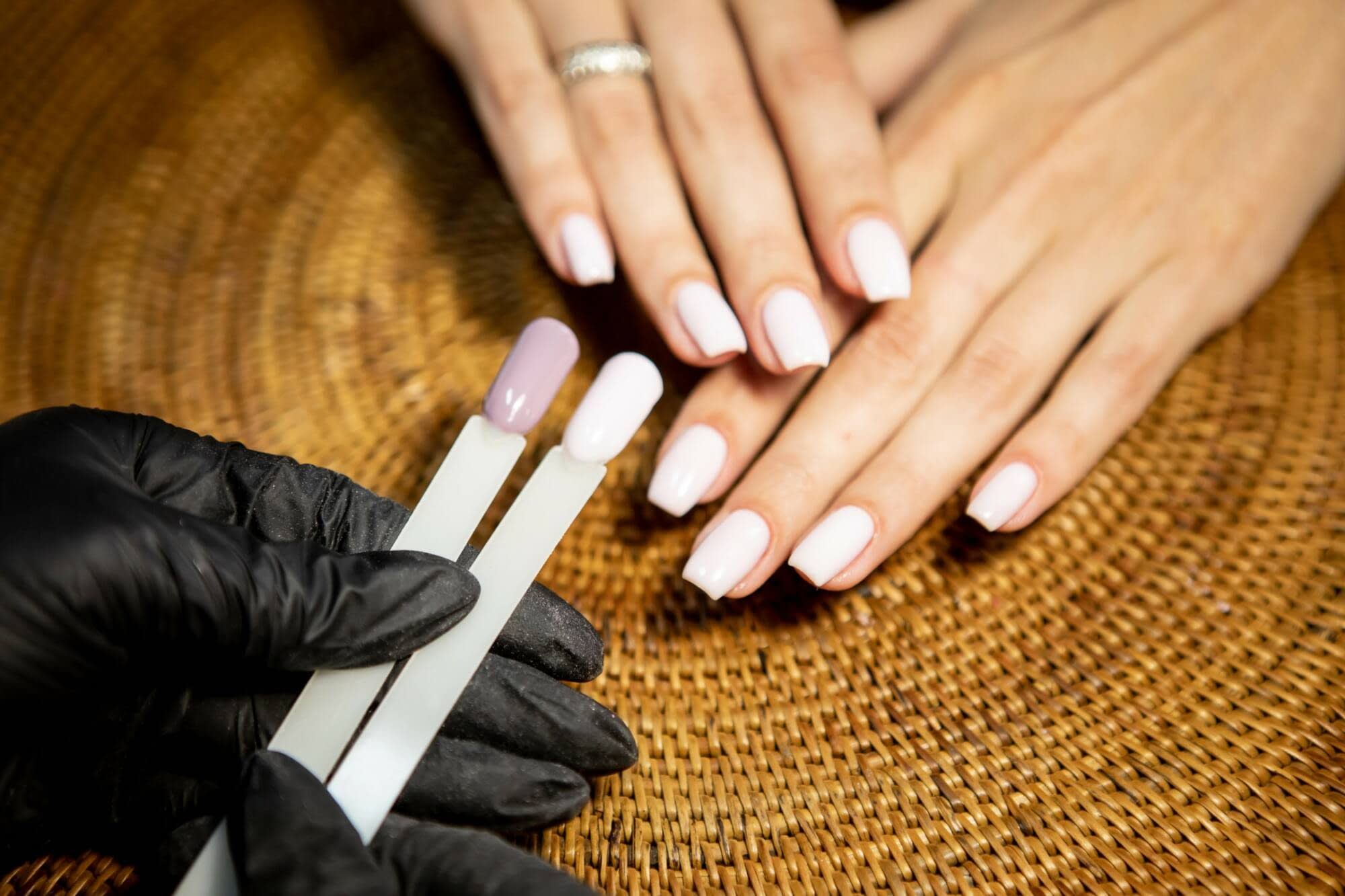 Servicio de manicura y pedicura en Estética Zekkei