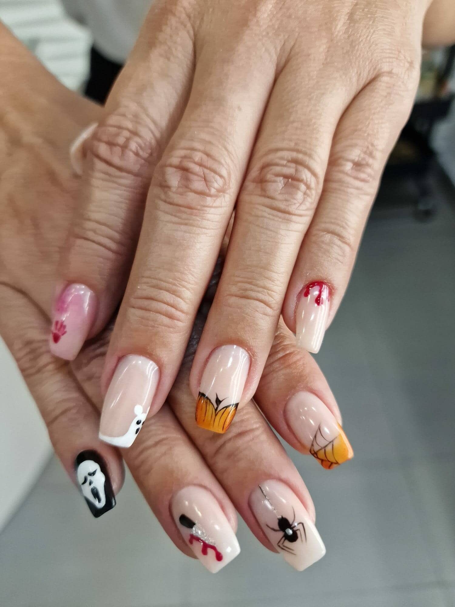 Imagen de manicura y pedicura en Estética Zekkei