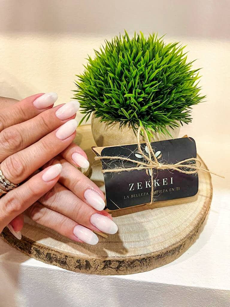Imagen de manicura y pedicura en Estética Zekkei